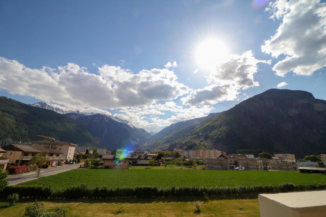 Modern Apartment Close To Martigny Train Station Exterior photo